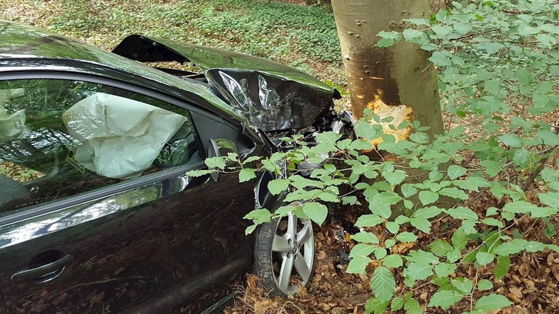 Auto rijdt tegen boom in Rijssen