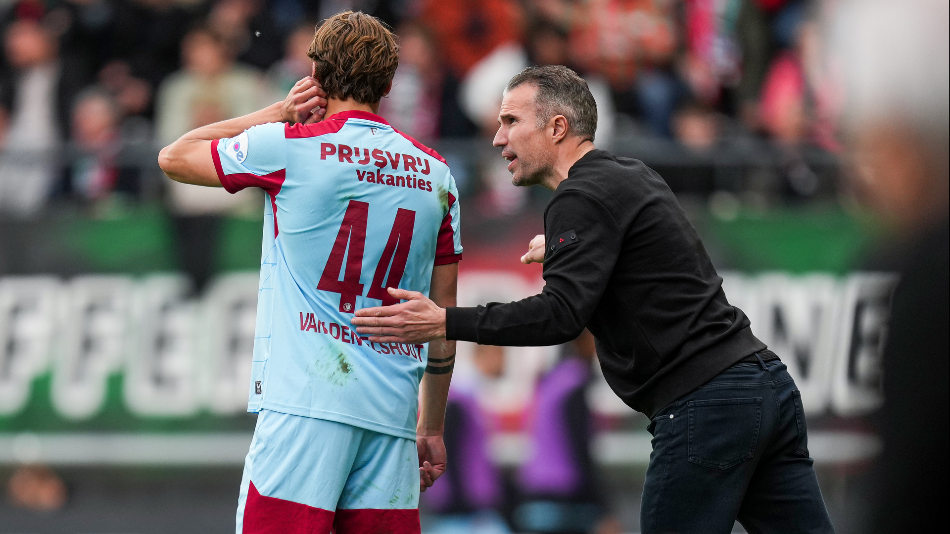 Tobias van den Elshout krijgt instructies van Robin van Persie tijdens NEC-Feyenoord