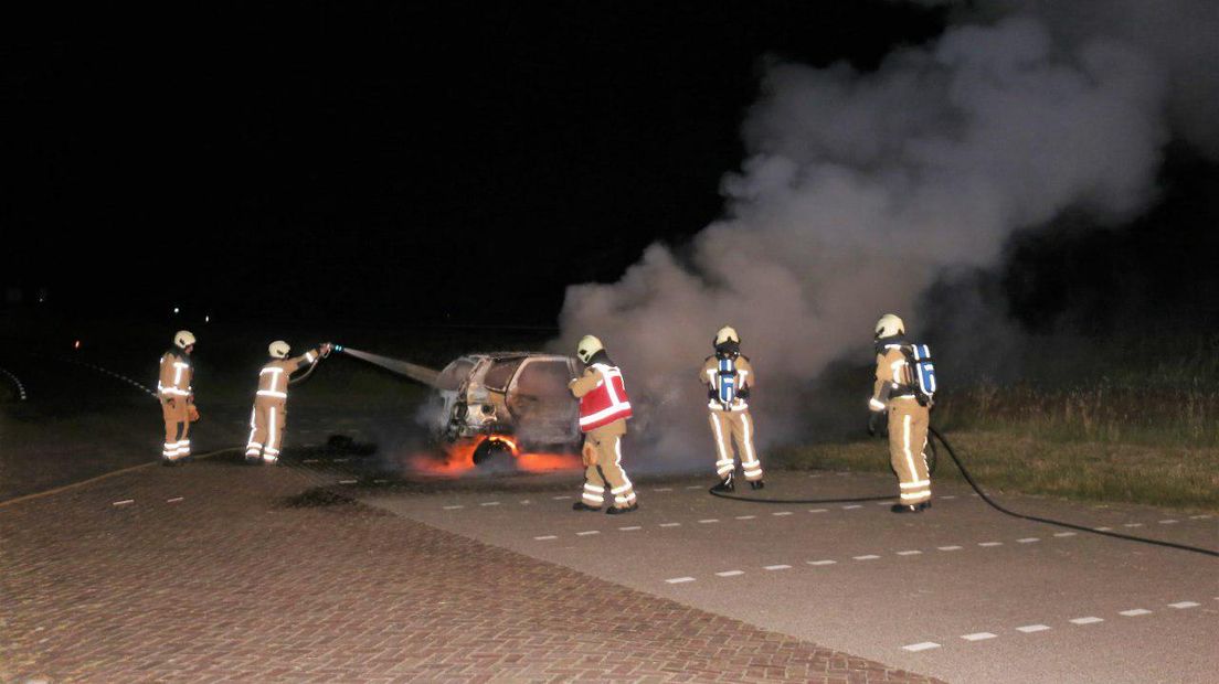 De brandweer kon de auto niet redden (Rechten: Van Oost Media)