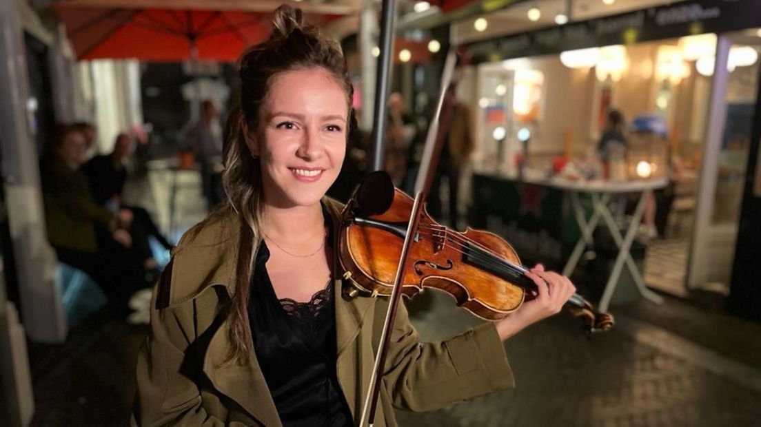 Violiste Jasmijn geeft pop up optredens