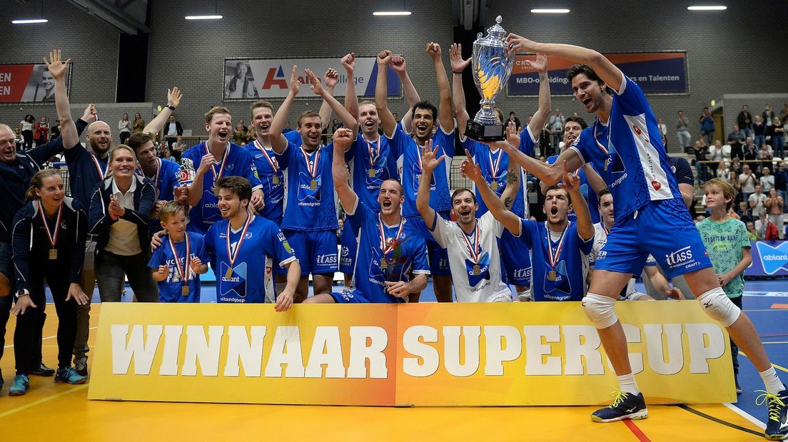 Wytze Kooistra toont de gewonnen Supercup