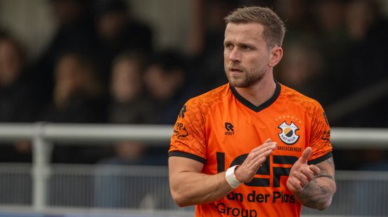 VV Katwijk laat na titelstrijd tweede divisie verder open te breken en verliest bij koploper Hoek Nieuws