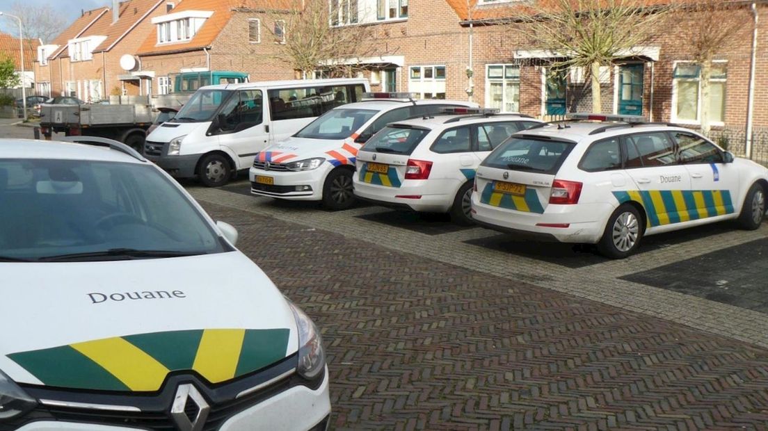Politie en douane onderzoeken woning in Almelo