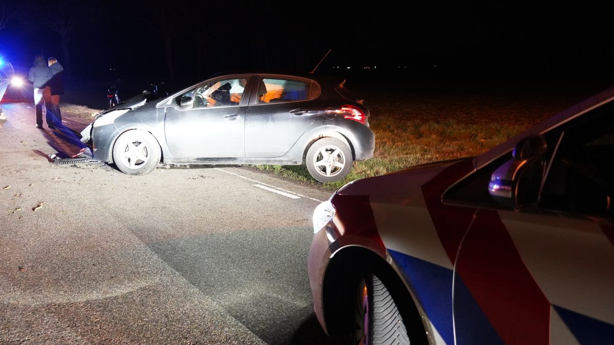 Auto rijdt tegen boom bij Hooghalen, bestuurder raakt gewond
