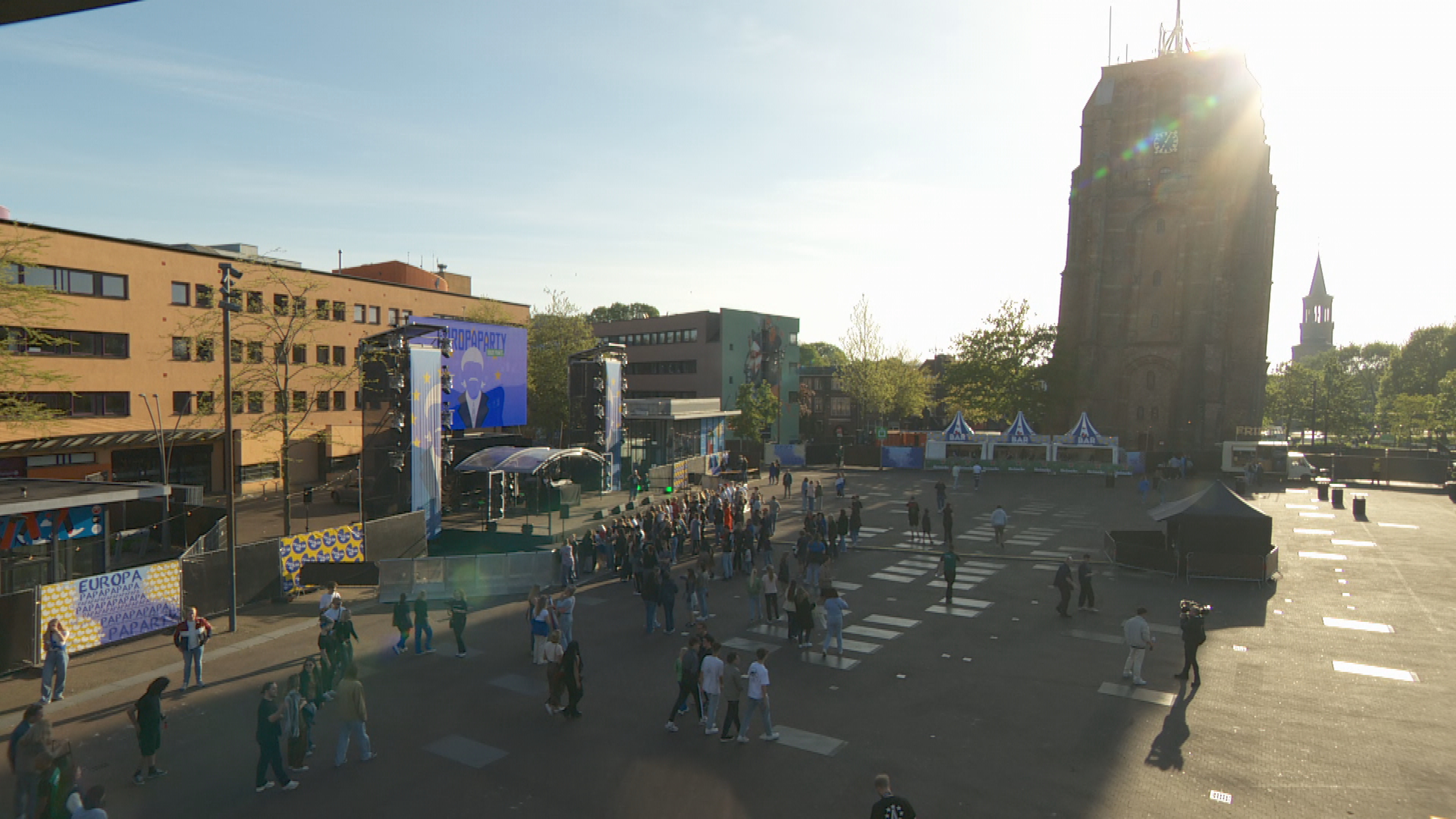 Publiek op het Oldehoofsterkerkhof is op tijd voor de Europaparty