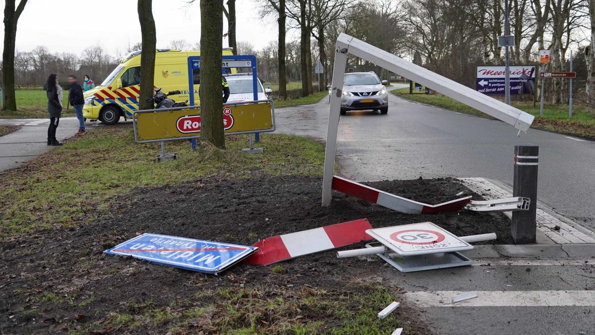 Motorrijder rijdt plaatsnaambord omver in Midlaren