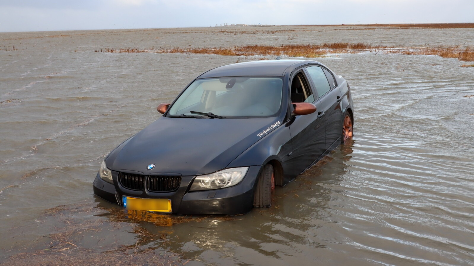 Auto yn it wetter by Holwert