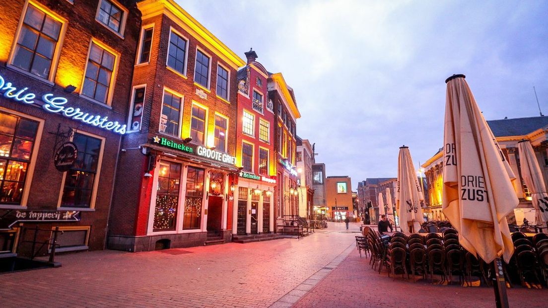 Lege terrassen op de Grote Markt na de verplichte sluiting van de kroegen