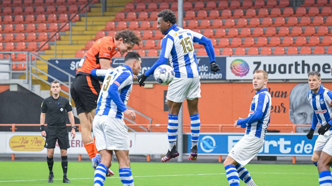 Quick Boys en Jong FC Volendam nemen het tegen elkaar op voor een lege tribune