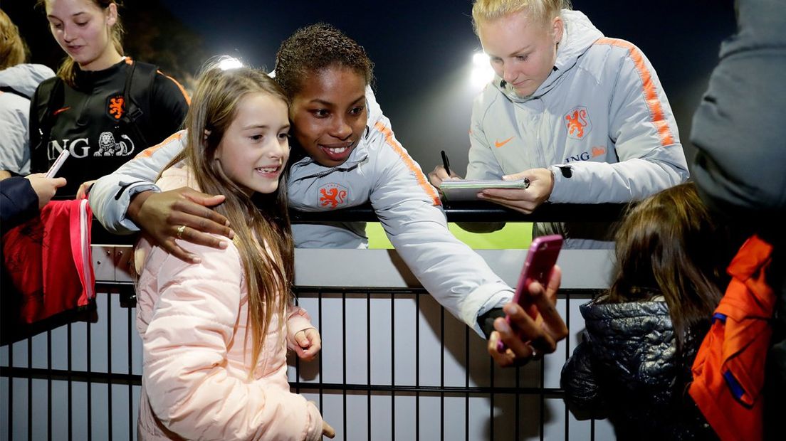 Lineth Beerensteyn maakt selfie met jonge fan van Oranje Leeuwinnen. 