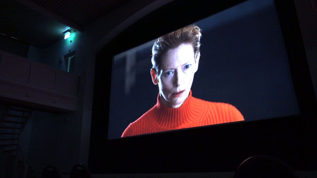 Filmvertoning in het tijdelijk nieuwe onderkomen van het Filmhuis Den Haag