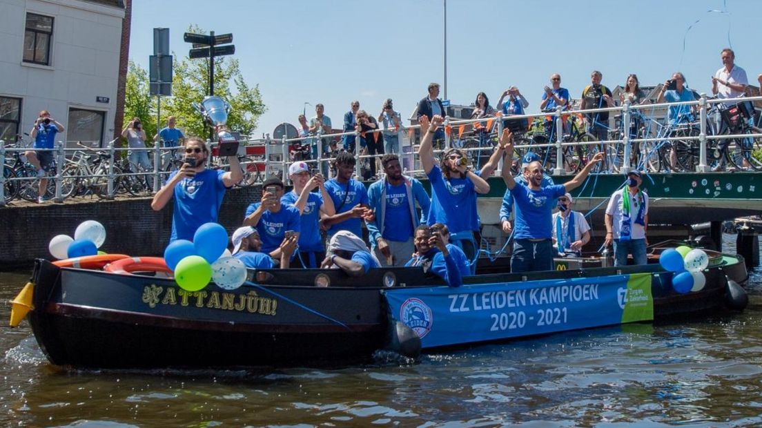 De spelers van ZZ Leiden laten zich toezingen vanaf sportpub The Duke
