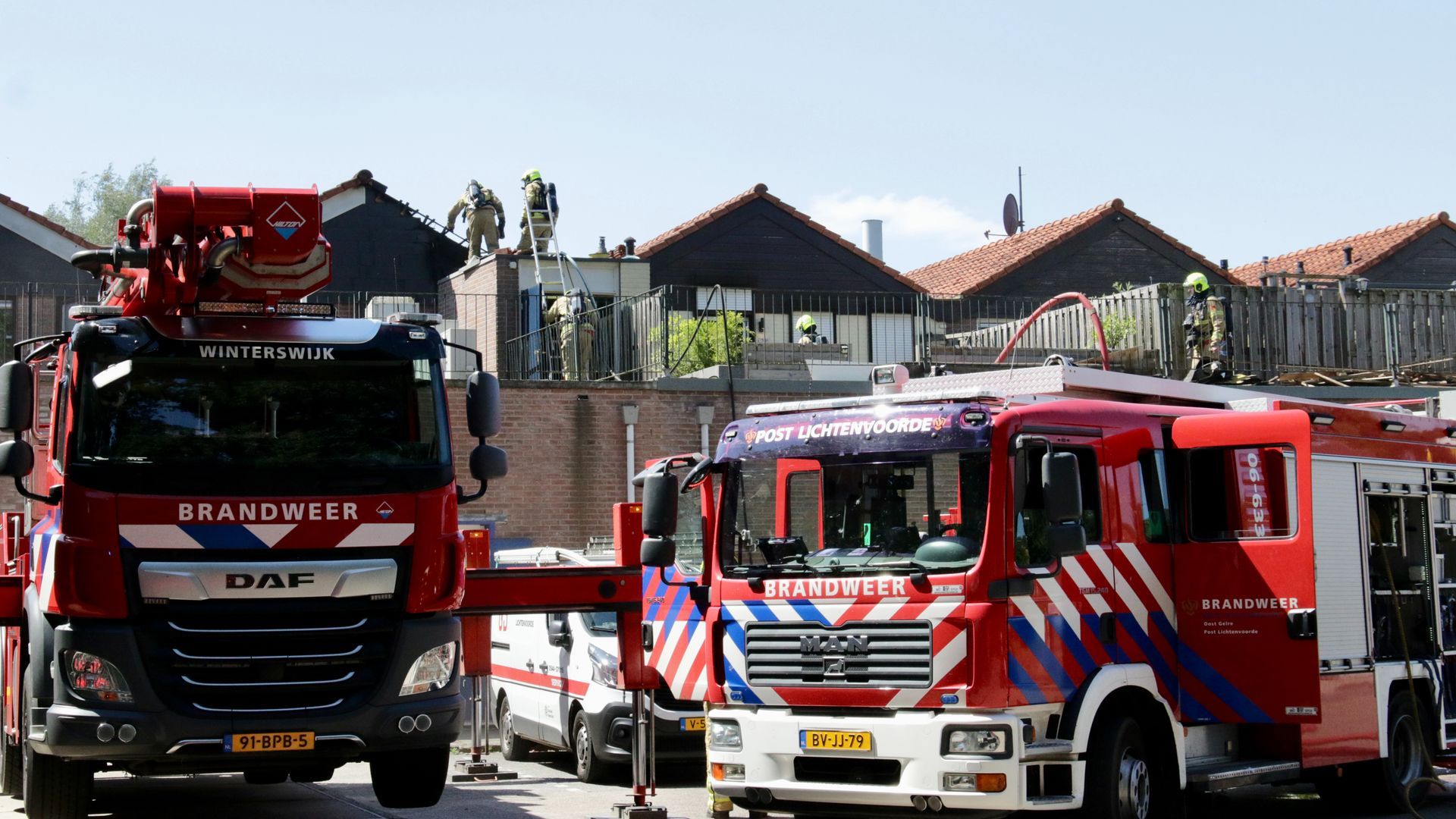 De brand werd al gauw opgeschaald naar een middenbrand.