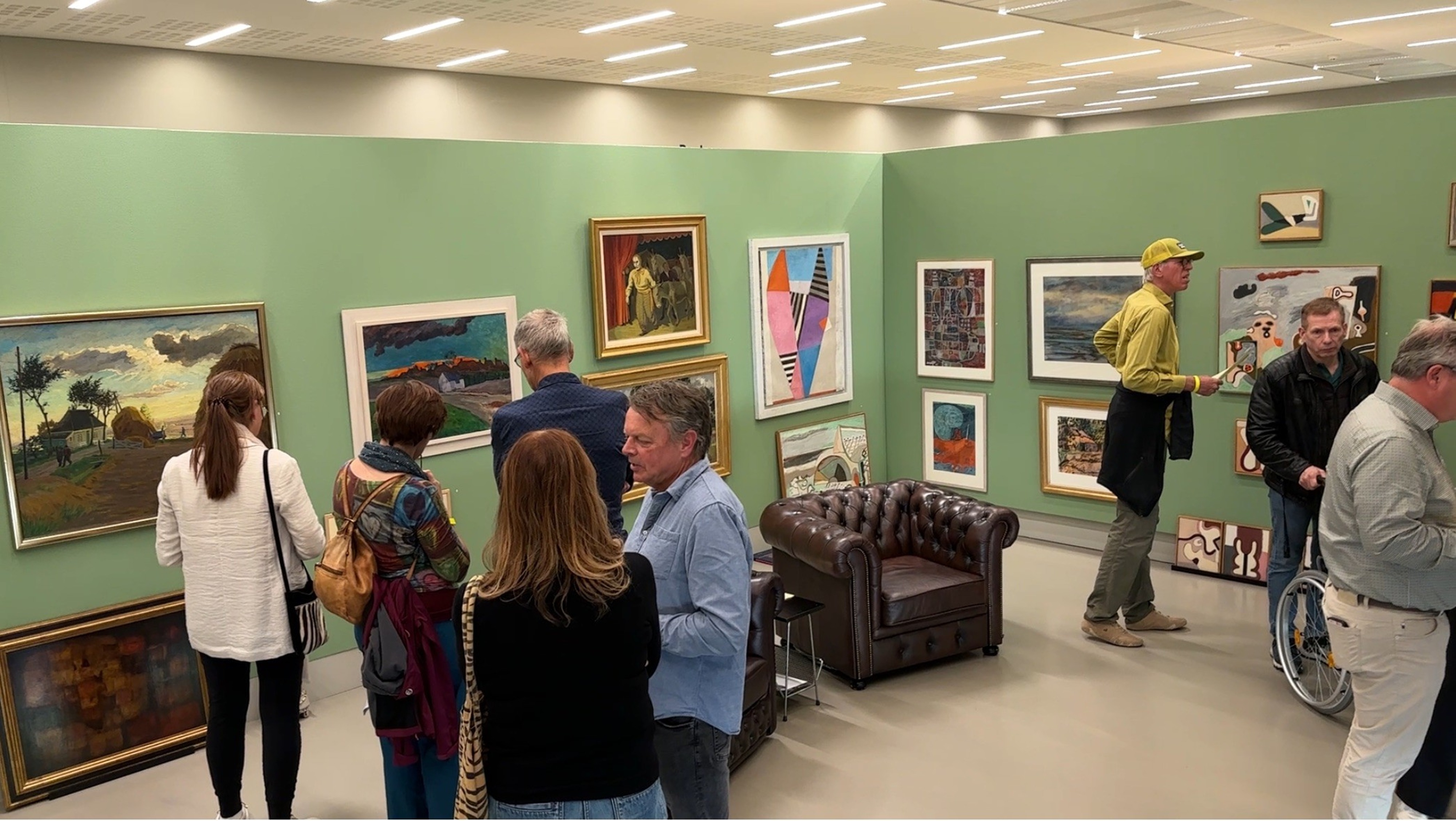 Der komme in soad minsken ôf op de iennichste keunstbeurs yn in museum
