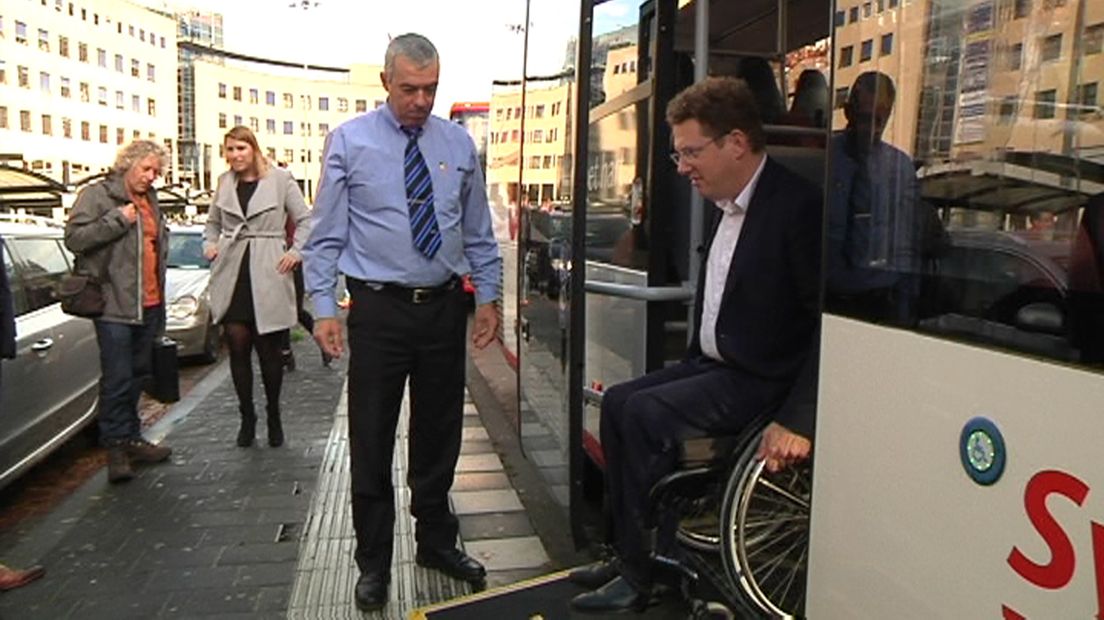 Rolstoeler Arjan Koerts in een bus van Syntus.