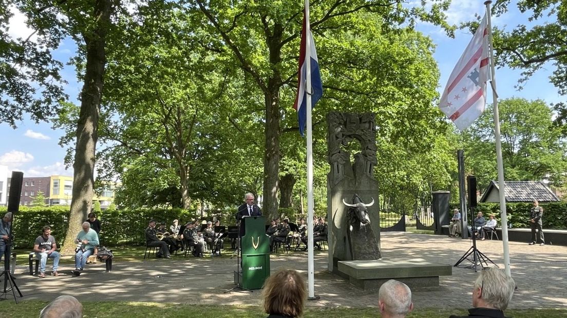 Ger Achterhof spreekt de aanwezigen toe tijdens de Nederlands-Indië herdenking in Emmen