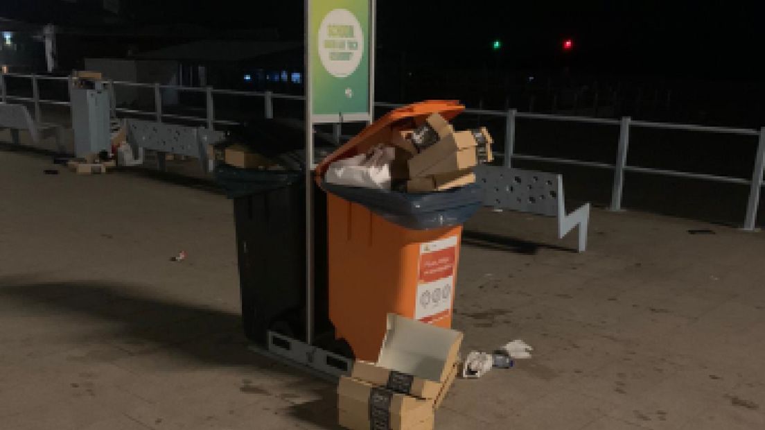 Volle afvalbakken na drukke stranddag