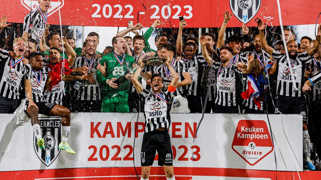 Heracles-aanvoerder Justin Hoogma tilt de kampioensschaal de lucht in