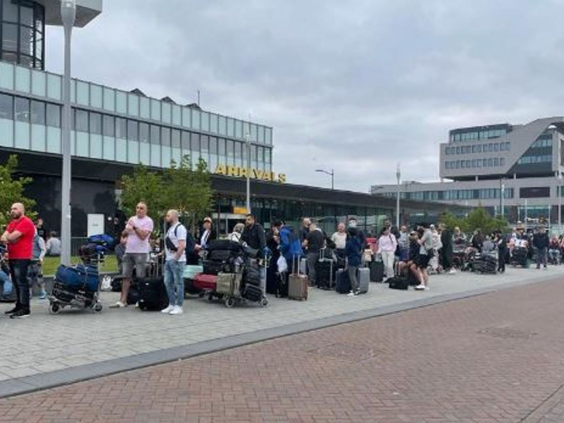 Reizigers staan in de rij bij Rotterdam The Hague Airport