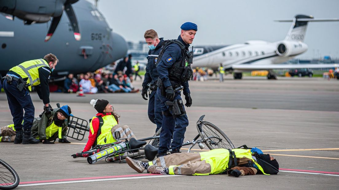 Noodverordening rond Groningen Airport Eelde zaterdag tijdens actie van Extinction Rebellion