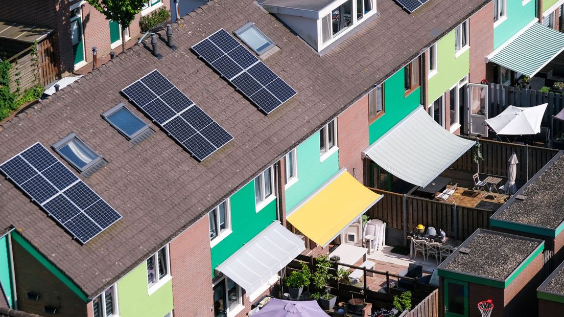 Een rijtje sociale huurwoningen met zonnepanelen. Foto ter illustratie.