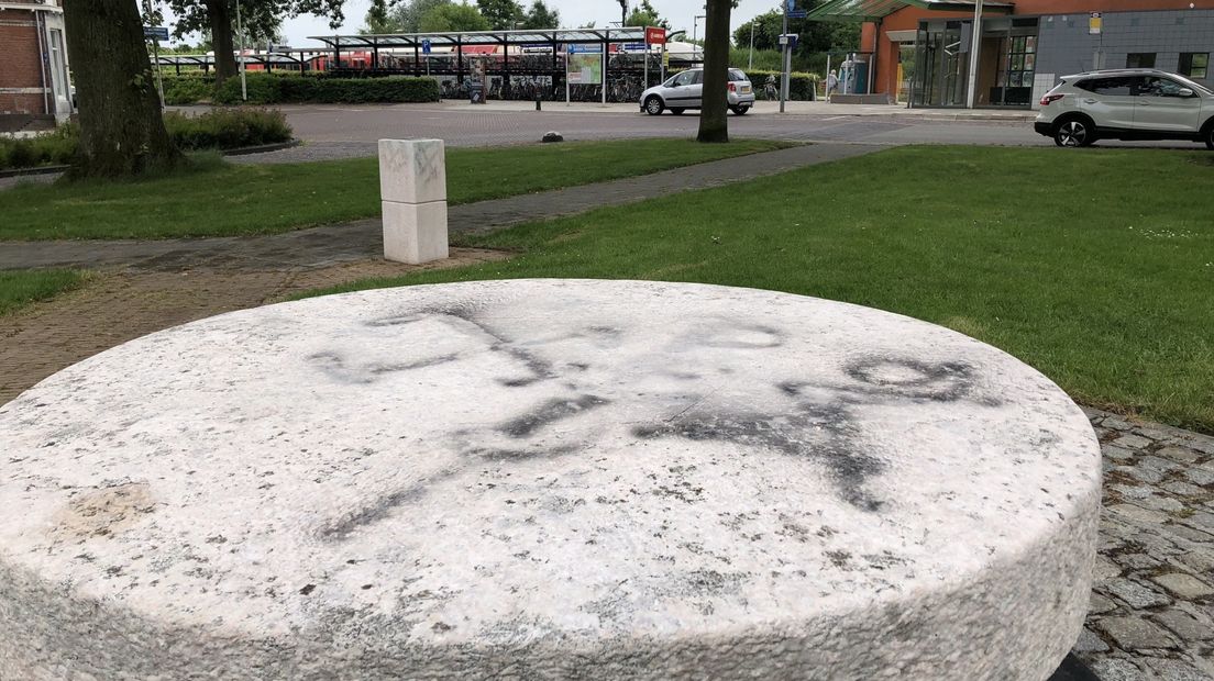 Het Joods monument in Hoogezand na eerste schoonmaak