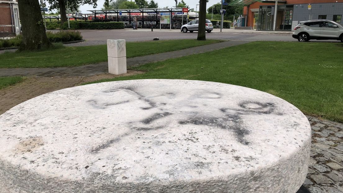 Het Joods monument in Hoogezand na eerste schoonmaak