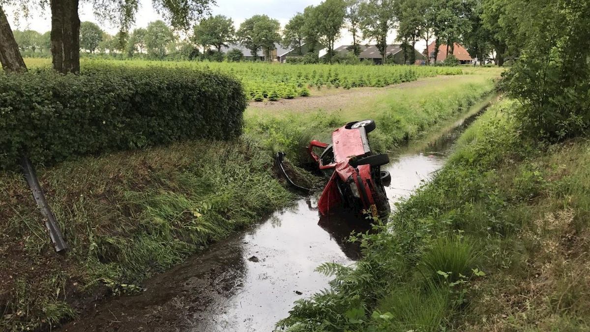 Auto maakt flinke klap bij Westerhaar-Vriezenveensewijk en belandt in het water