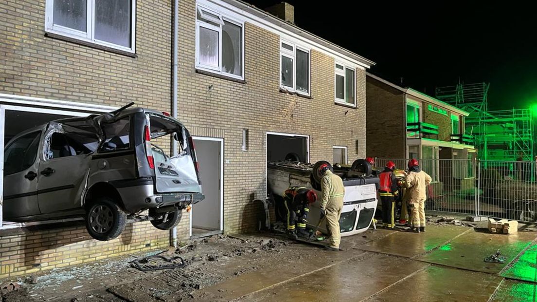 Drie auto's hebben zich in de woningen geboord