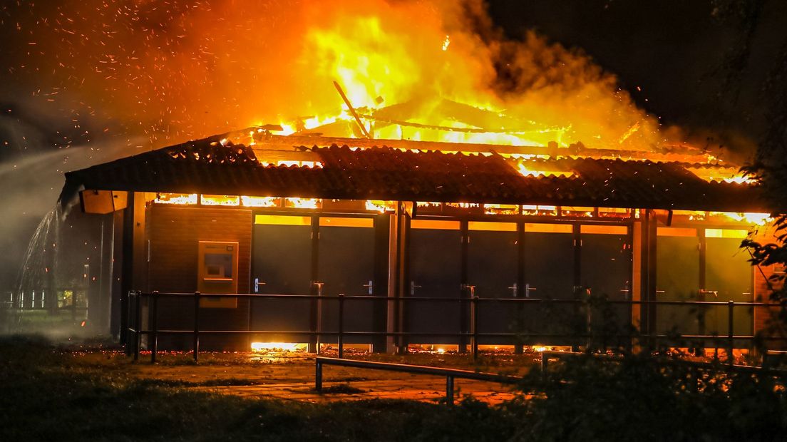 De vlammen sloegen metershoog uit het strandpaviljoen.