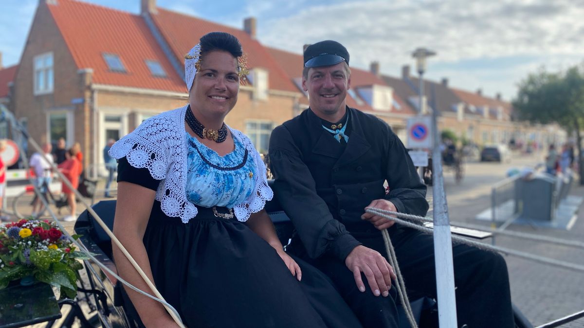 In klederdracht sjezen door Westkapelle: 'Een avondje met m'n man op stap. Dat is ook wel eens gezel