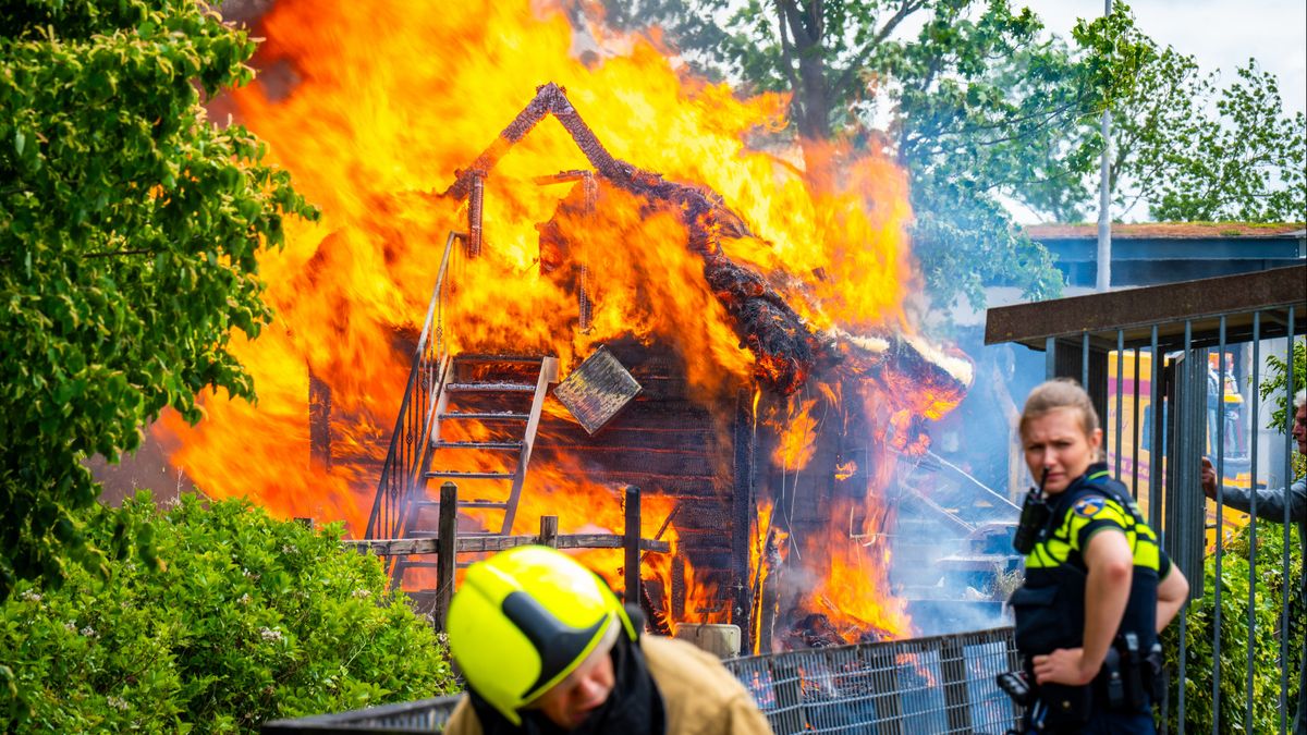 Tuinhuisje brandt volledig af