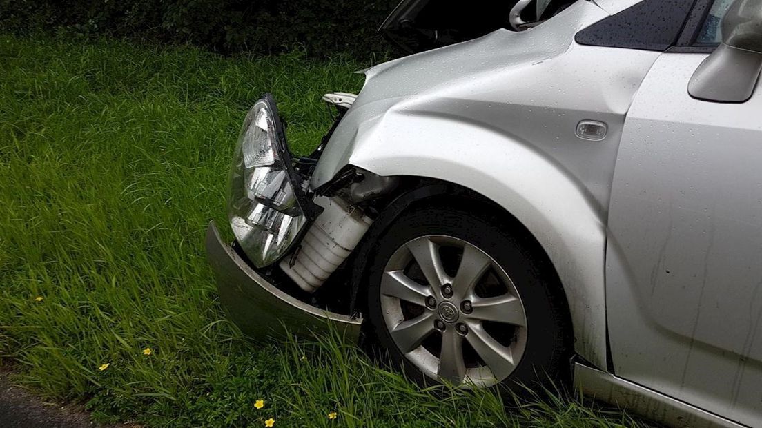 Twee auto's botsen op elkaar in Hengelo