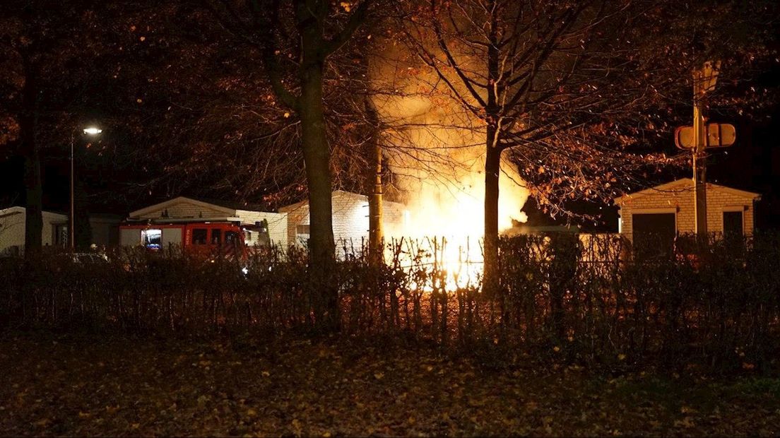 Auto verwoest door brand in Deventer