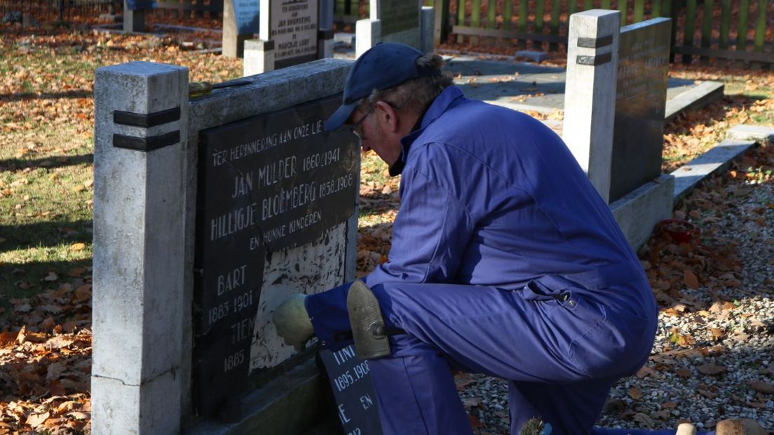 Van de Bult metselt een kapotte grafsteen (Rechten: Dylan de Lange/RTV Drenthe)