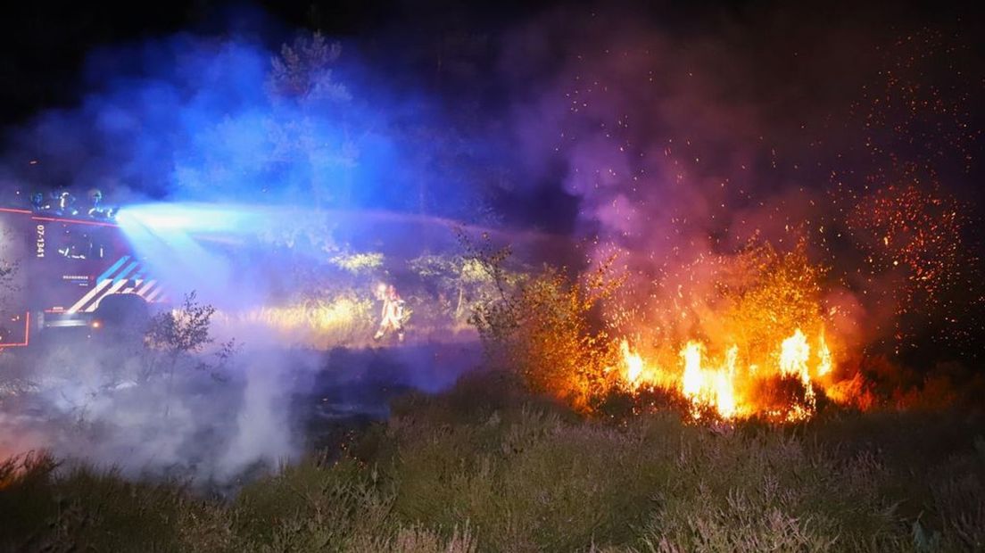 De brandweer bestrijdt een heidebrand in Garderen