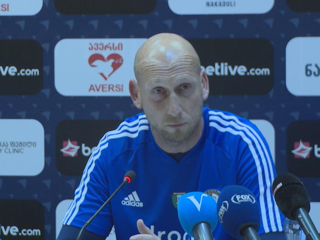Jaap Stam tijdens de persconferentie over Dinamo Tbilisi