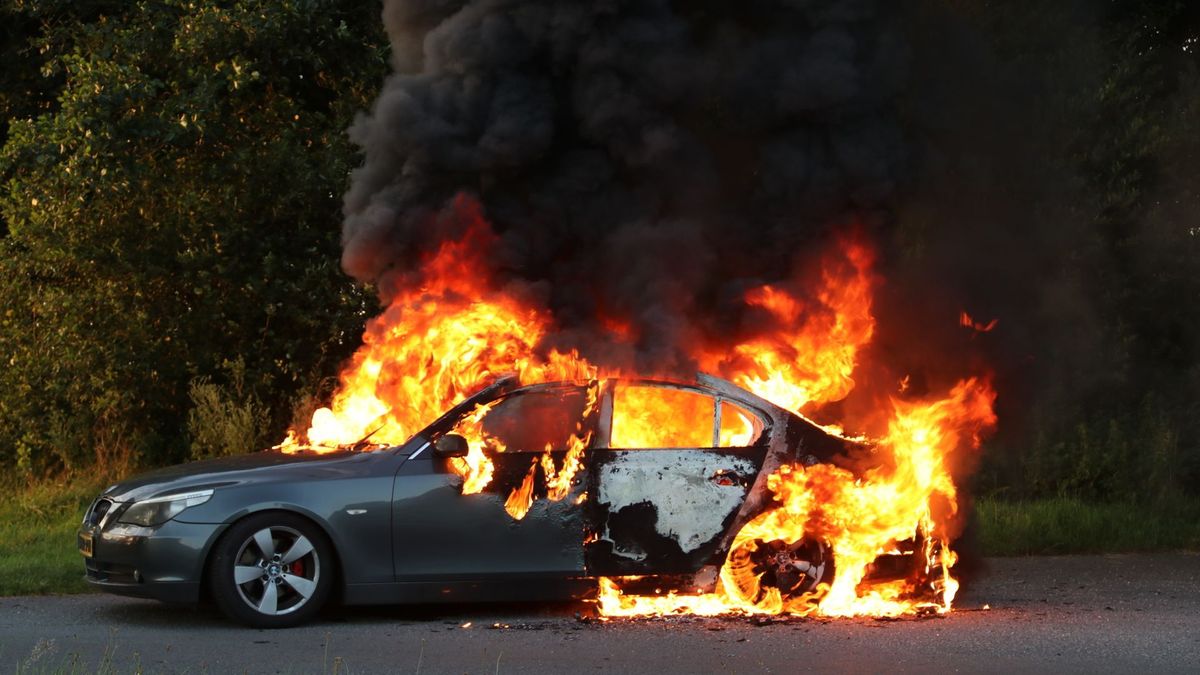 Auto in lichterlaaie in Stuifzand