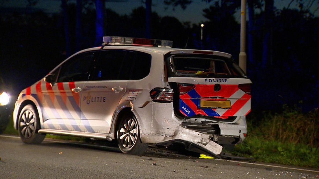 De beschadigde politieauto