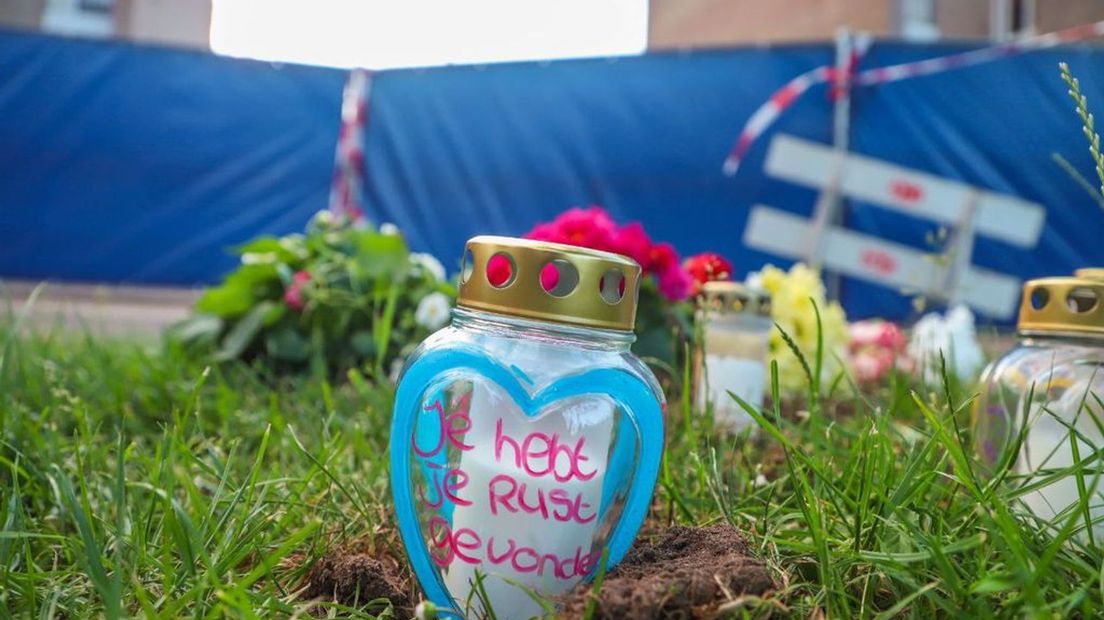 Er liggen bloemen op de plek van het drama in Arnhem-Zuid.