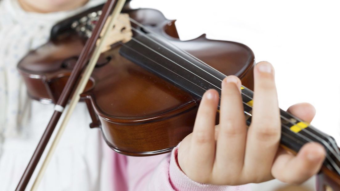 Meisje speelt viool / vioolmuziek