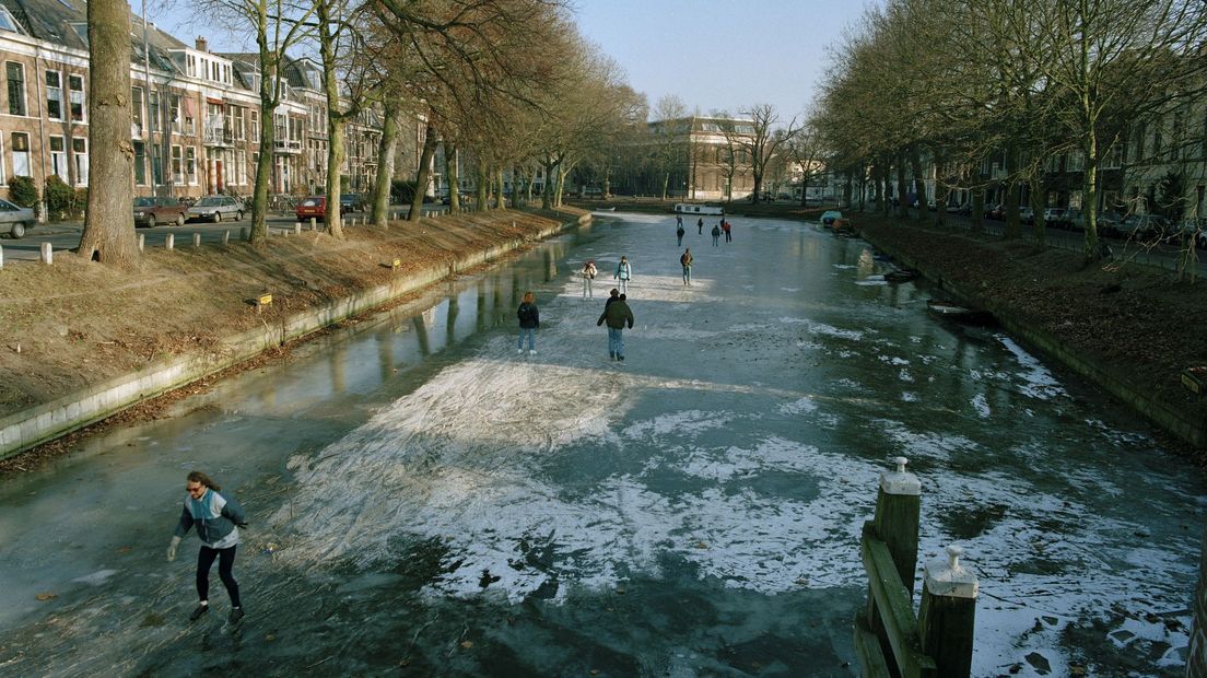 1996: schaatsen op de Stadsbuitengracht tussen de Weerdsingel O.Z. en Van Asch van Wijckskade.