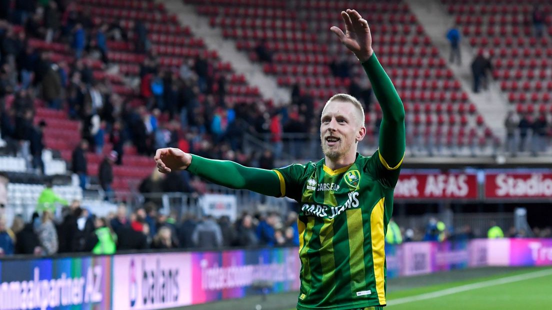 Lex Immers viert feest nadat ADO zich in het seizoen 2018/2019 heeft veiliggespeeld
