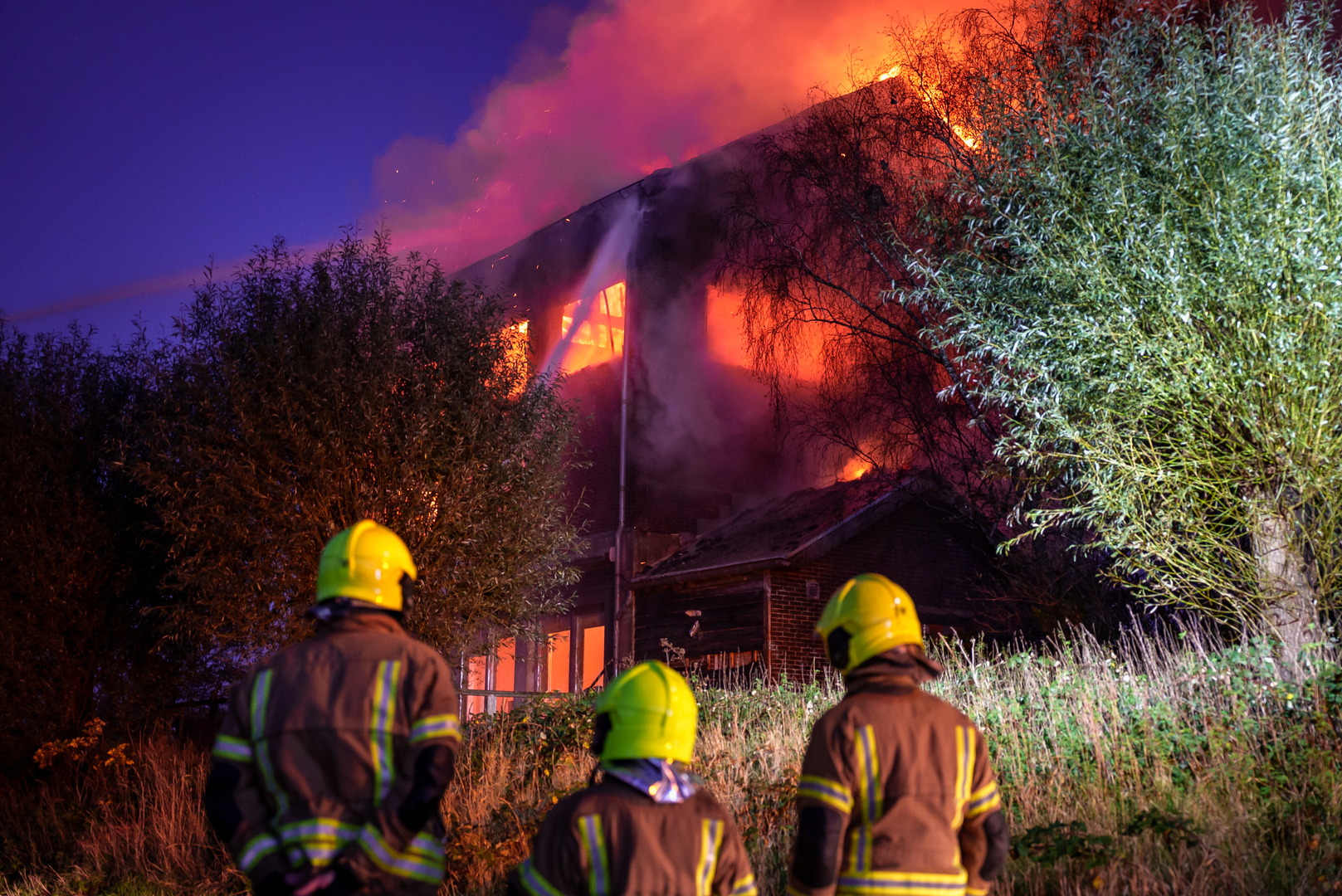 Het hele gebouw staat in brand.