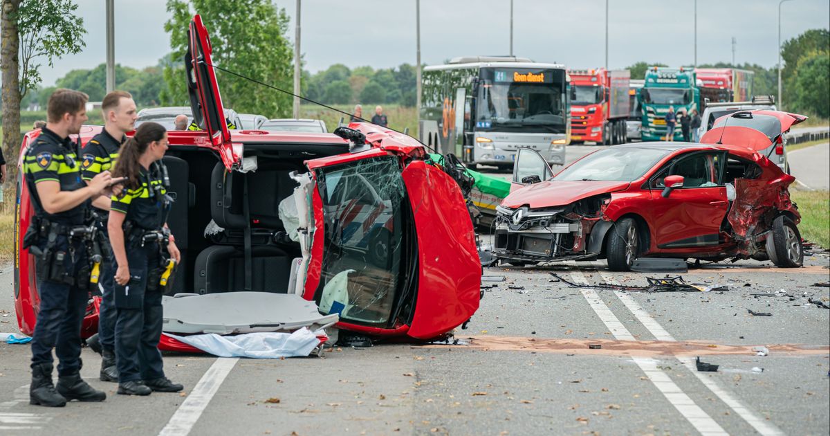 Op de N229 bij Cothen zijn woensdagmiddag drie voertuigen op elkaar gebotst.…
