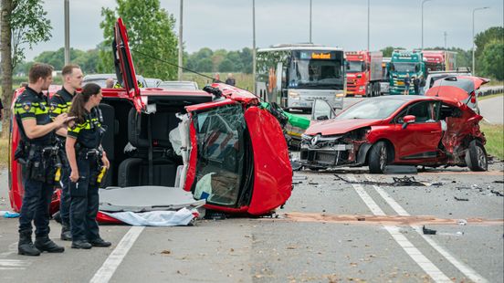 Twee gewonden bij ongeluk met drie autos op N229 bij Cothen. Twee gewonden bij ongeluk met drie autos op N229 bij Cothen.