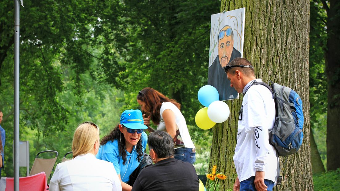 Familieleden verzamelden op de plek waar Mitch vorig jaar werd aangehouden.