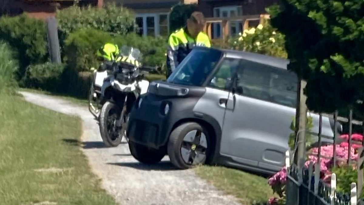 Brommobiel neemt verkeerde afslag en rijdt bijna van talud af