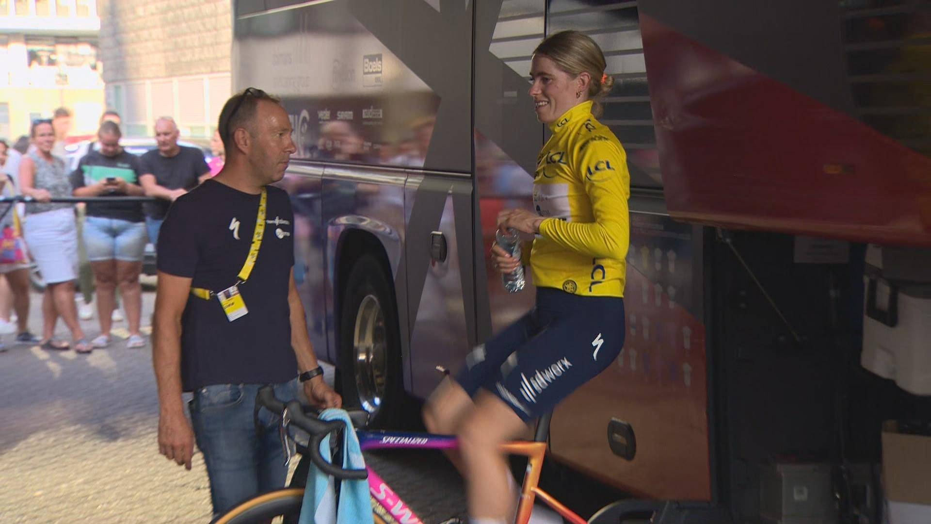 Demi Vollering fietst uit na haar ritwinst in de Tour de France Femmes in Rotterdam