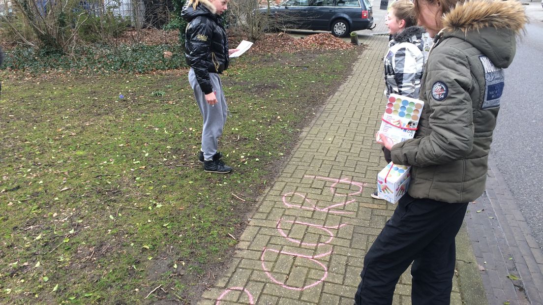 Kinderen aan het stoepkrijten